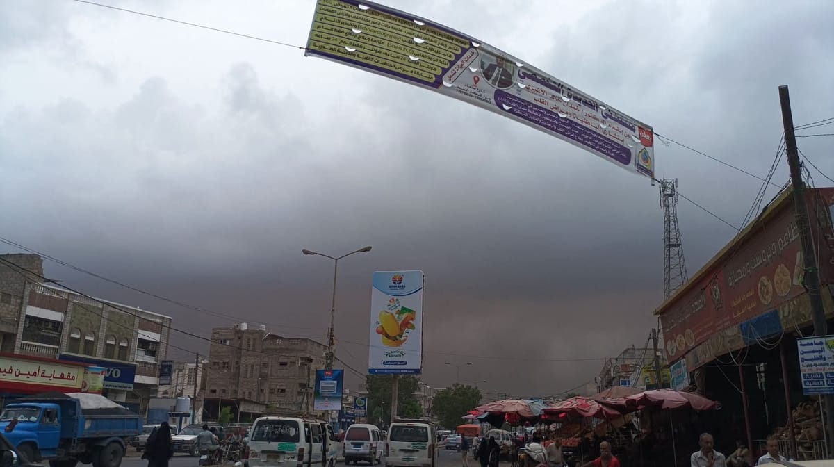 الأرصاد يتوقع هطول أمطار غزيرة ويدعو لتجنب مجاري السيول
