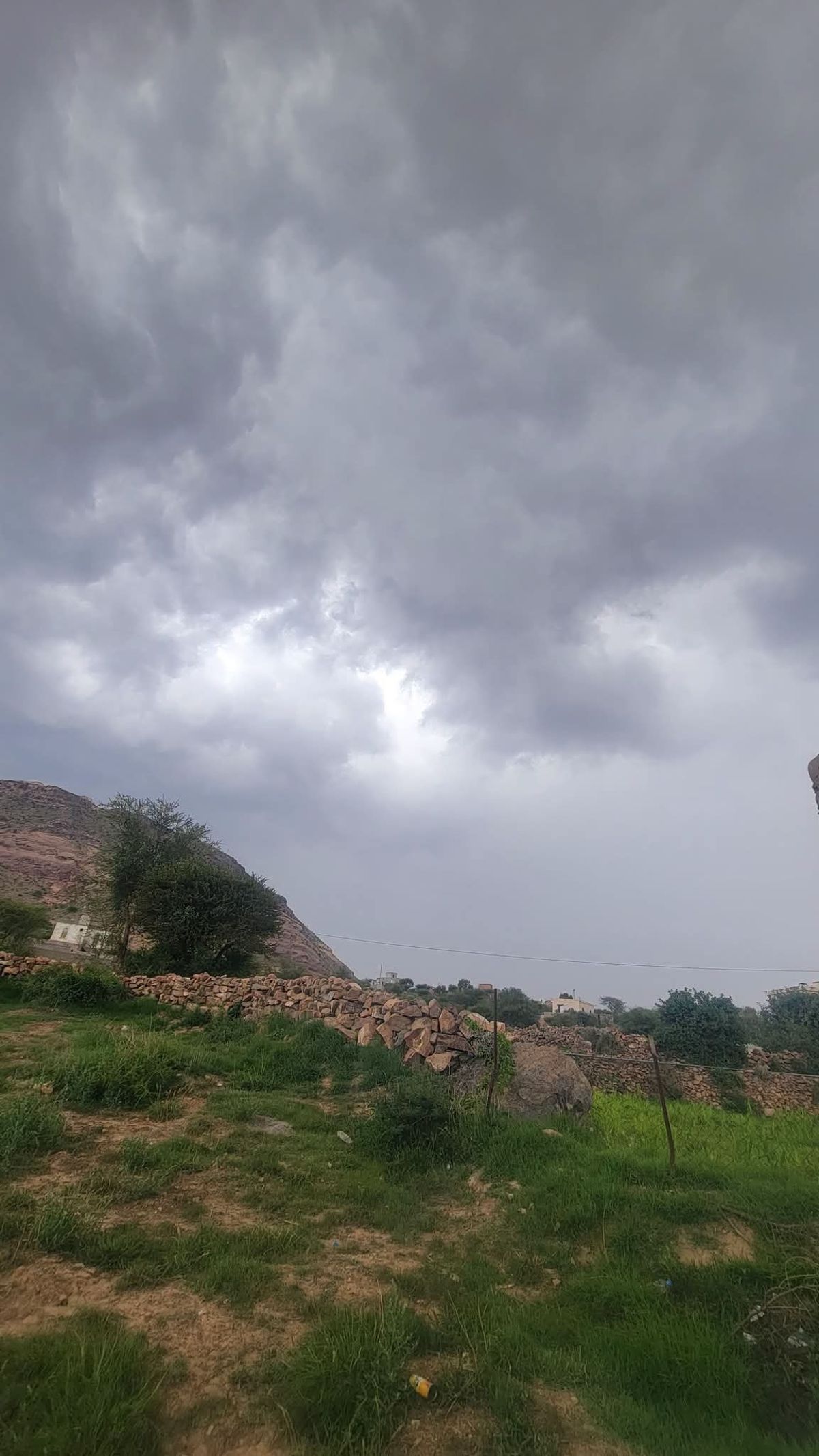 الأرصاد يحذر من التدفق المفاجئ للسيول