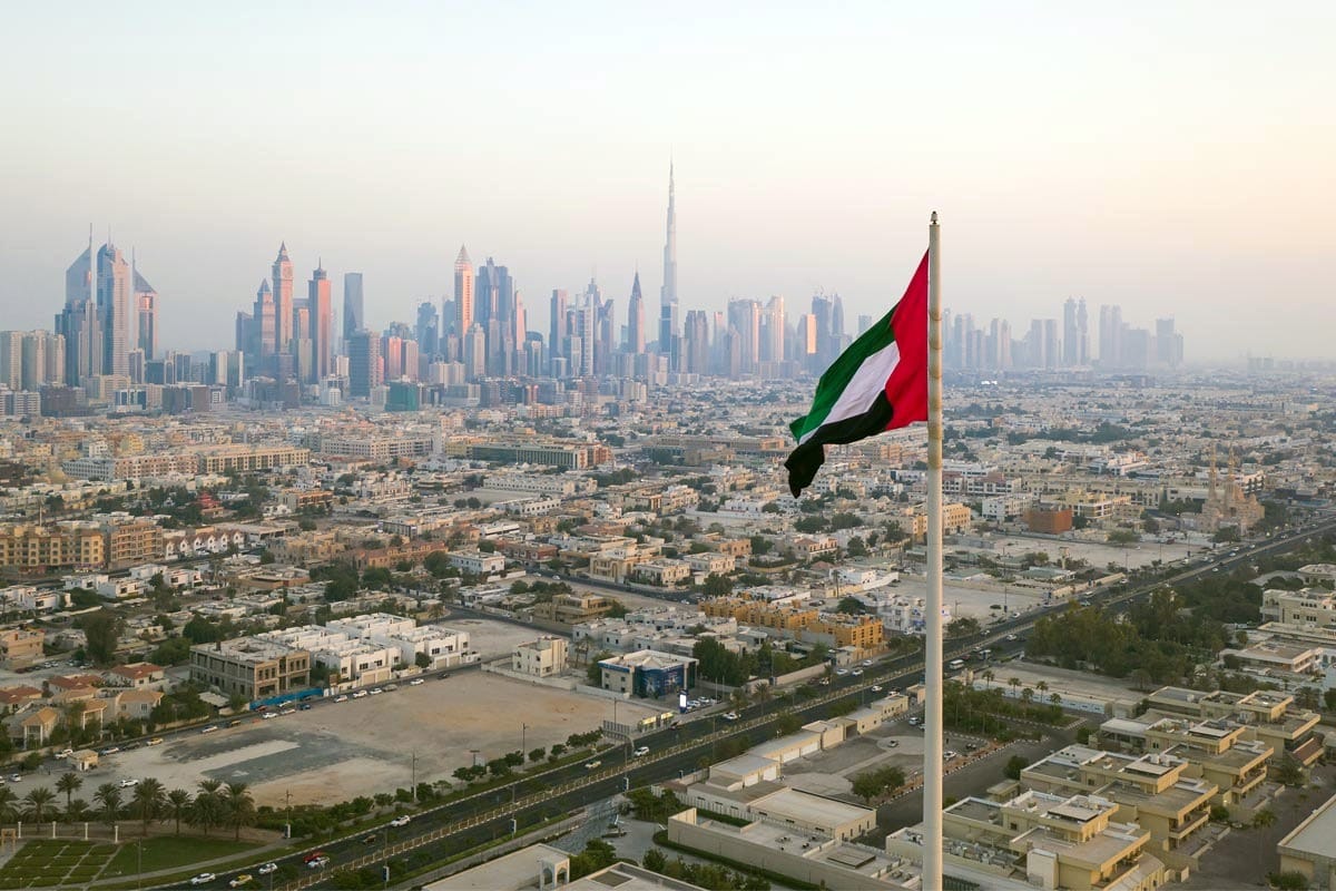الإمارات توقف التعاملات التجارية والمالية مع إيران بعد تصعيد صاروخي