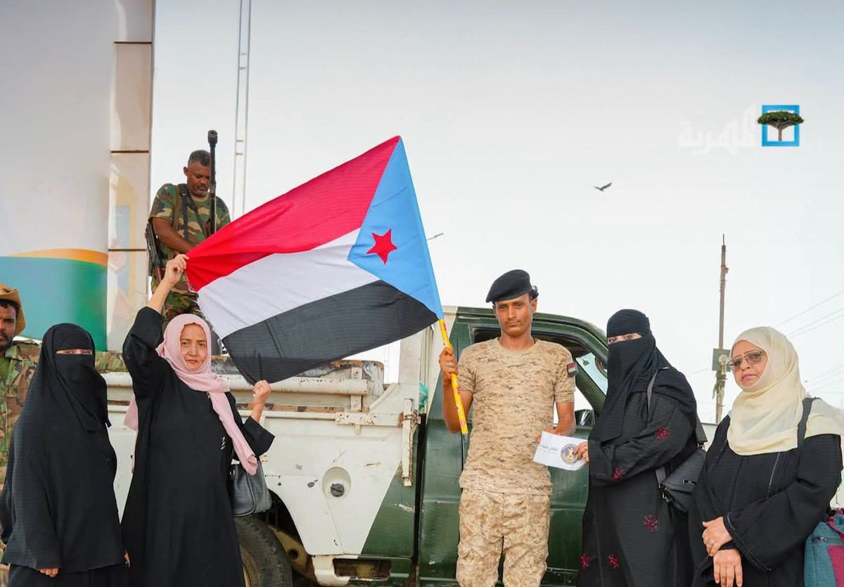 الانتقالي يلجأ إلى توزيع الأعلام في عدن لإنعاش شعبيته