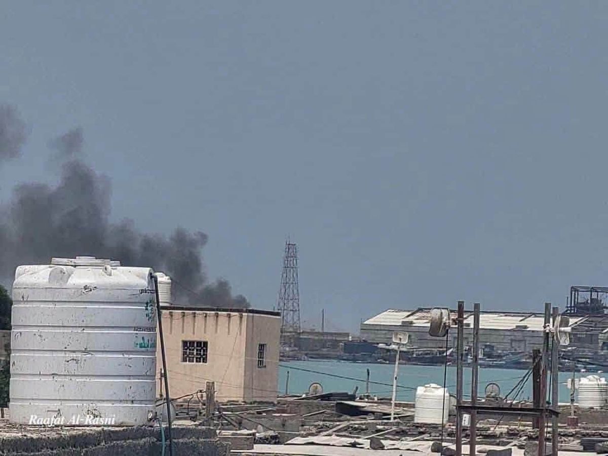 الحوثيون يعاودون استهداف ميناء المخا وجنوب الخوخة بالصواريخ