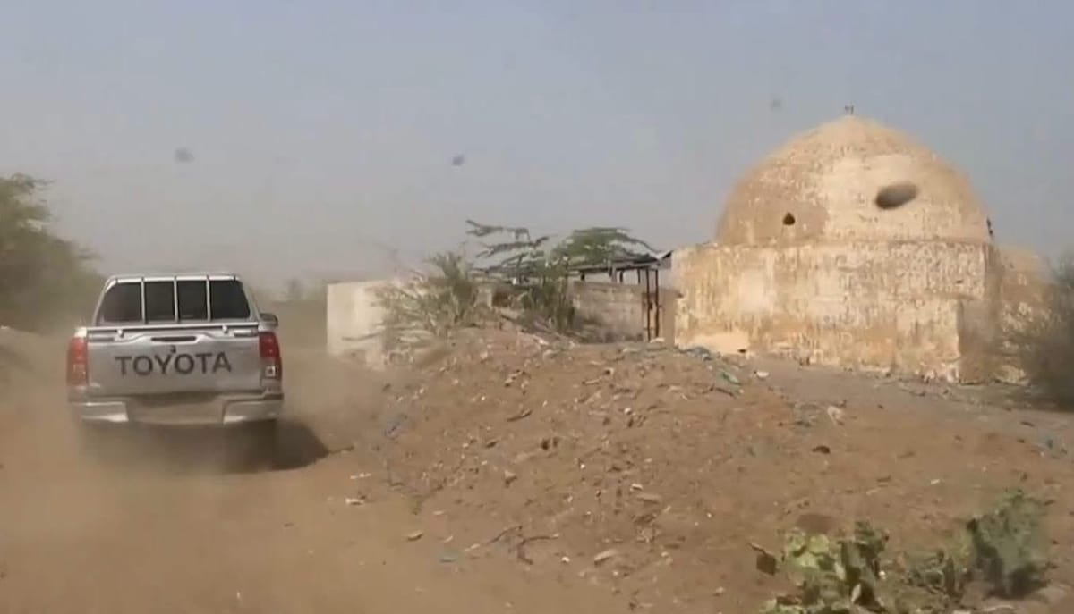 الحوثيون يقصفون أربع قرى سكنية شمال حيس بأكثر من 20 قذيفة هاون