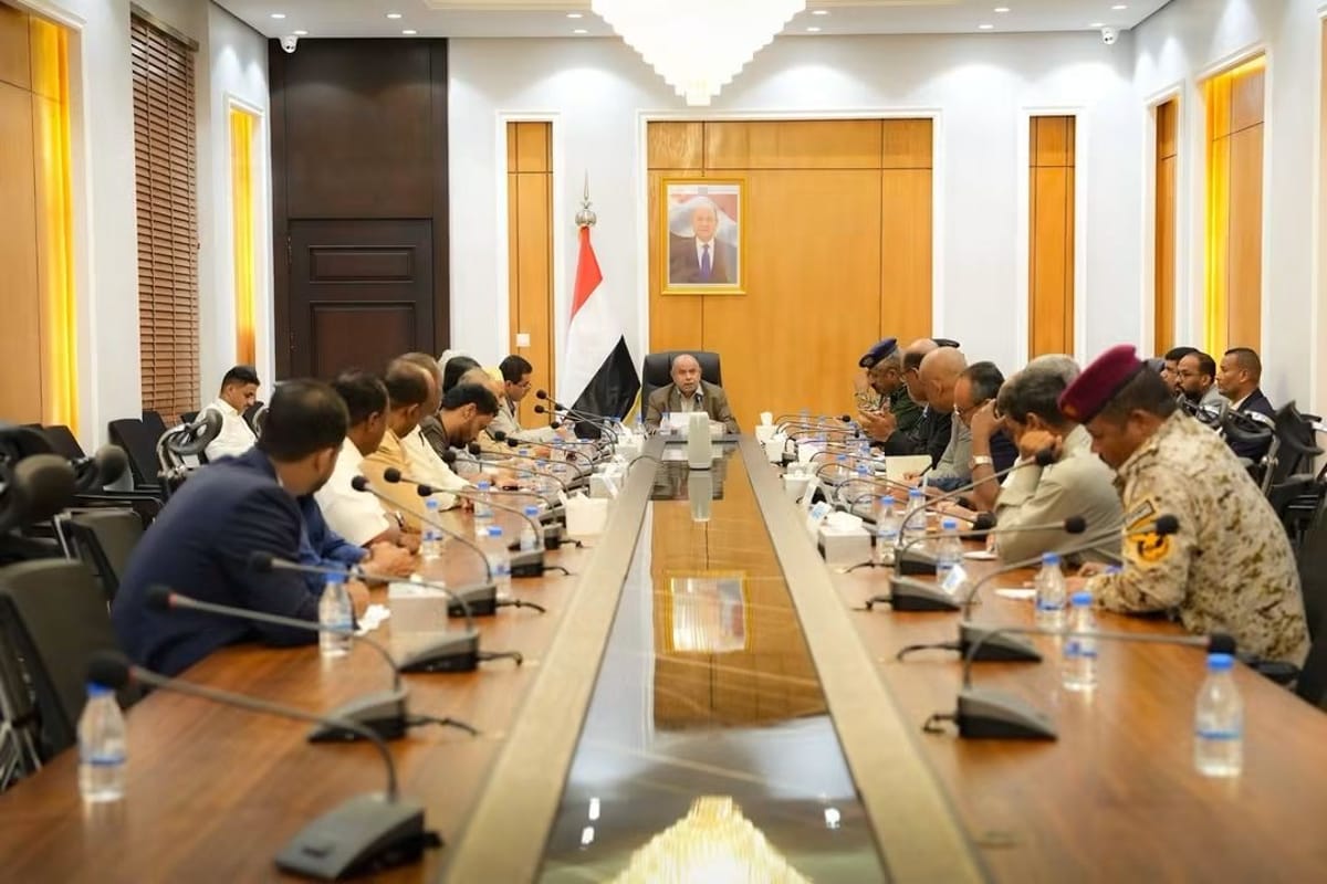 الخنبشي يشدد على اتخاذ إجراءات حازمة وعاجلة لإحكام سيطرة الدولة على جميع المنافذ