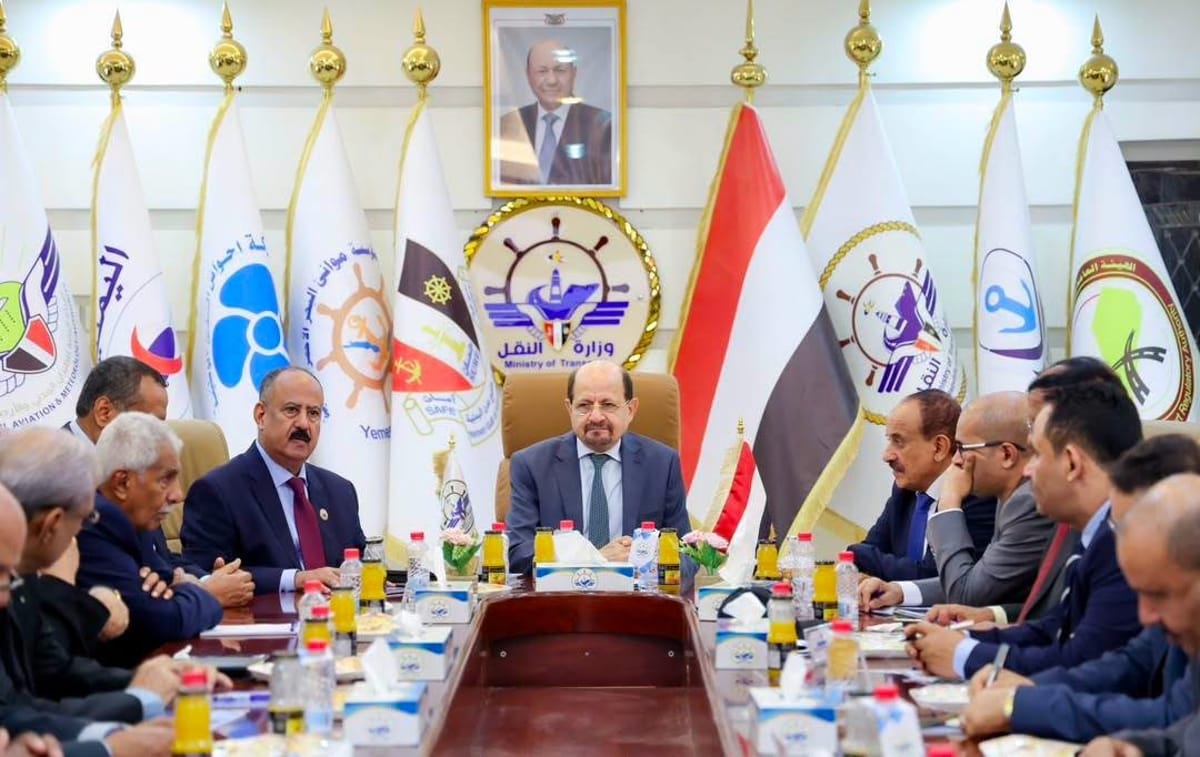 الزنداني: حماية المنشآت الحيوية واستمرار عمل الموانئ أولوية للحكومة