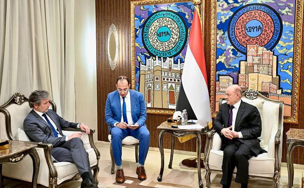 العليمي يتوعد بضرب مراكز القيادة الحوثية في مختلف جبهات القتال 