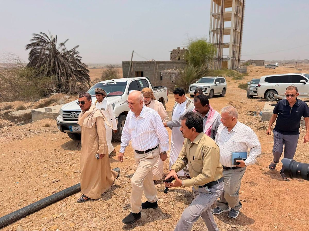 المهرة.. وزير المياه يتفقد حقل وادي الجزع ويعلن خطة لتزويده بمنظومة طاقة شمسية