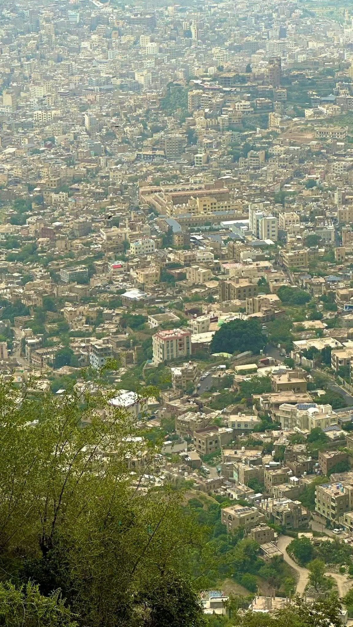 انفجارات قوية تهز مدينة تعز وسط ترجيحات بإطلاق صواريخ حوثية