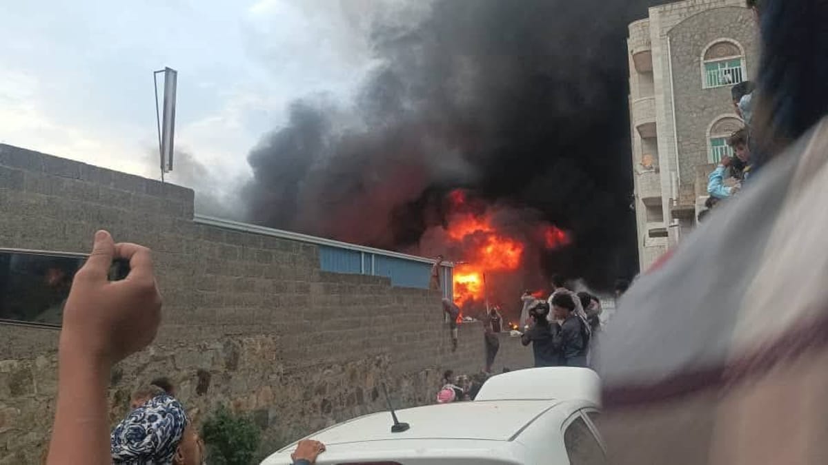 حريق كبير يلتهم مصنع إسفنج في بير باشا بتعز