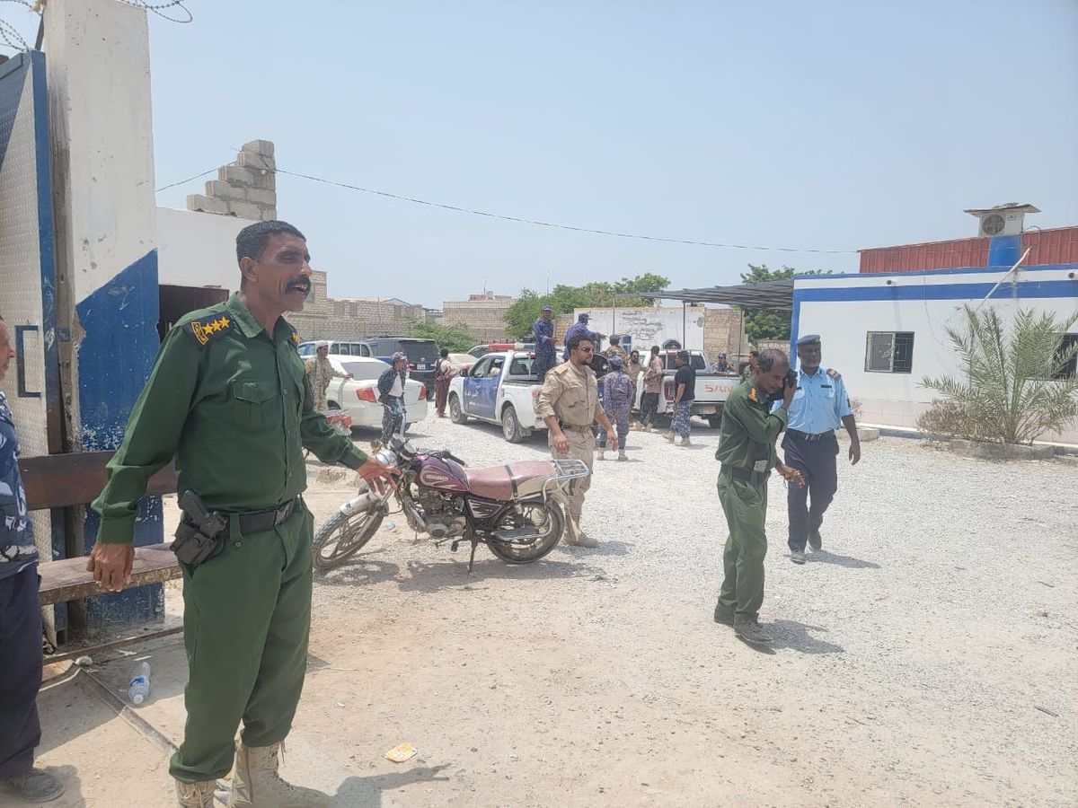 حضرموت.. أمن الشحر يطلق حملة أمنية واسعة ويضبط عددًا من المطلوبين