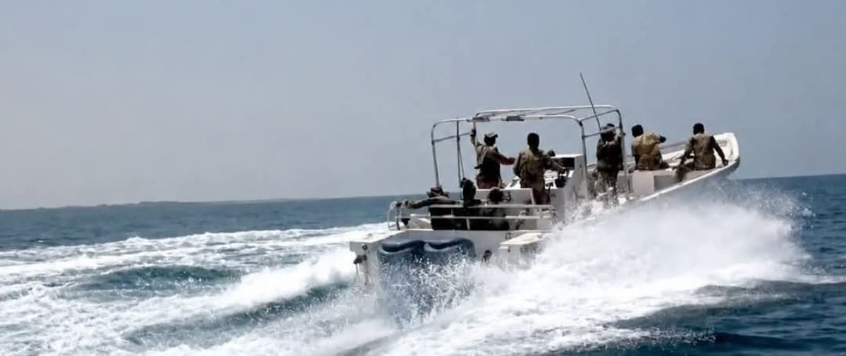 خفر السواحل والبحرية اليمنية ينقذان طاقم سفينة تعرضت لهجوم في البحر الأحمر