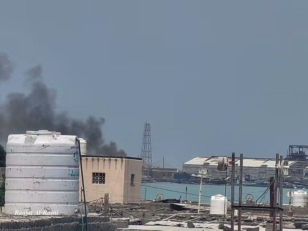 سقوط ضحايا جراء تجدد القصف الصاروخي الحوثي على ميناء المخا