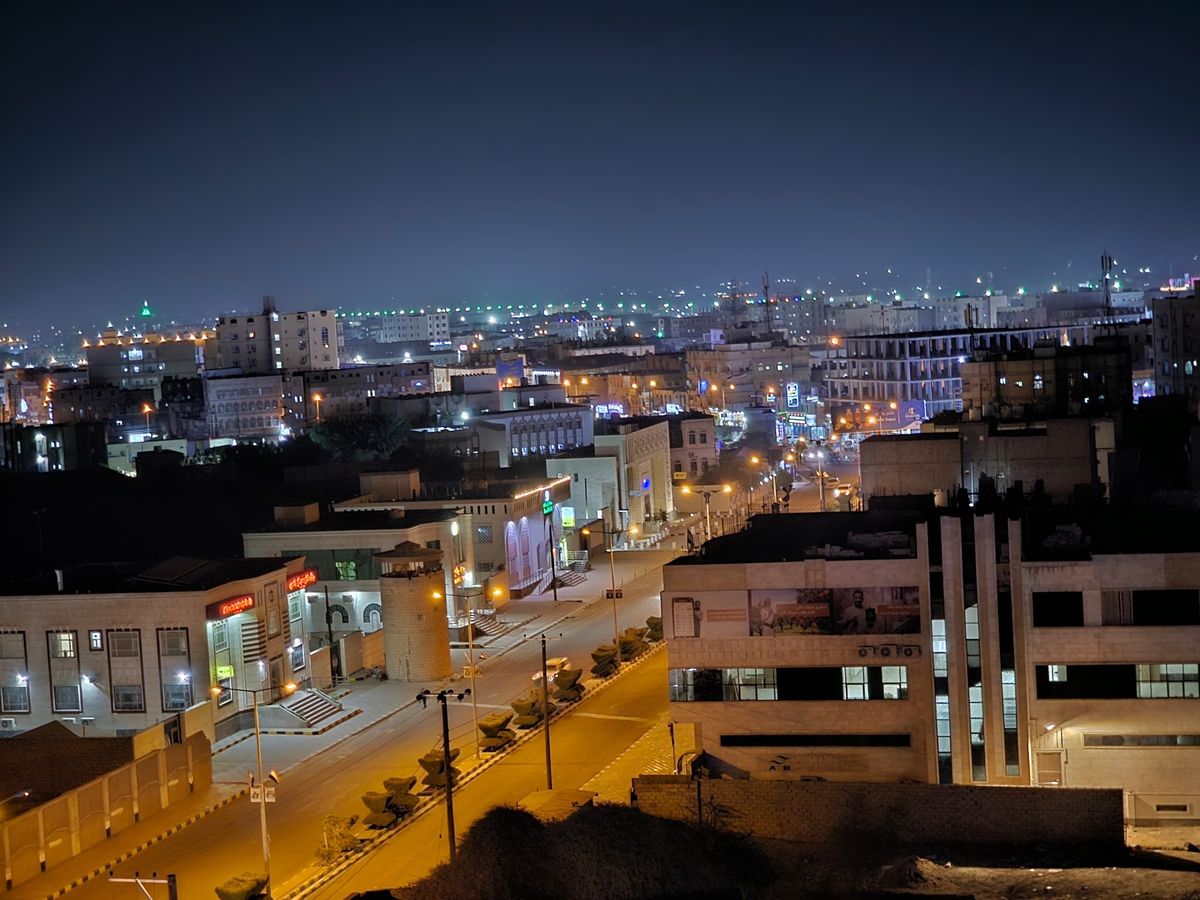 الحوثيون يجددون استهداف أحياء مأرب بالصواريخ والمسيّرات