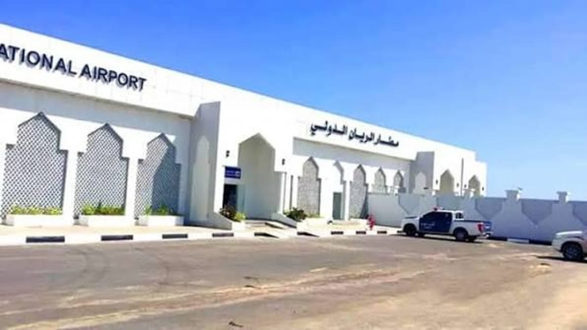 طائرات مسيّرة تحلق فوق مطار الريان والمضادات الأرضية تتصدى لها