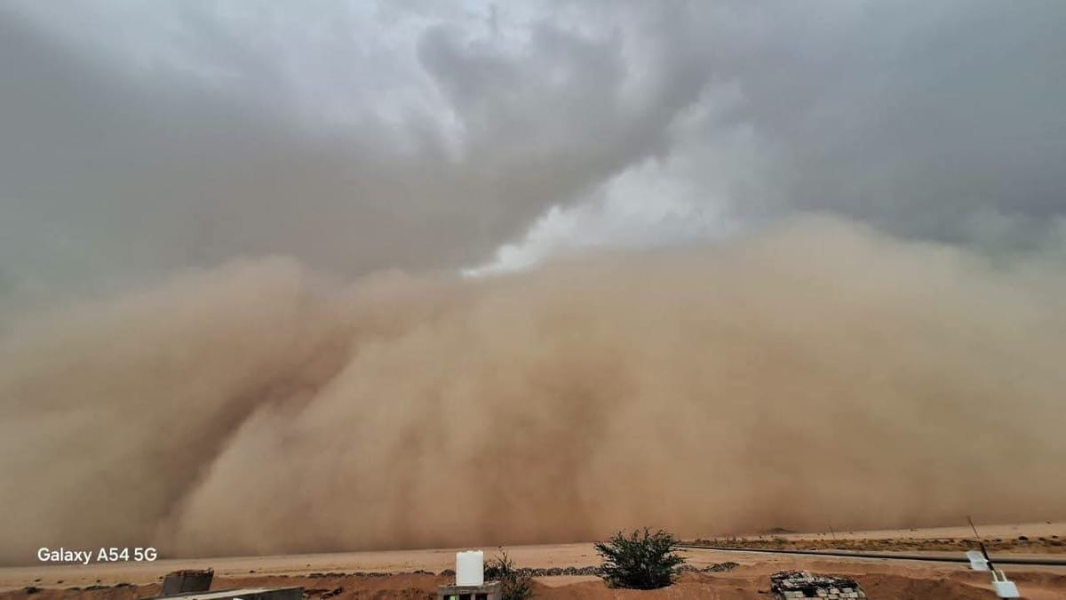 عاصفة ترابية ضخمة تزحف نحو شبوة
