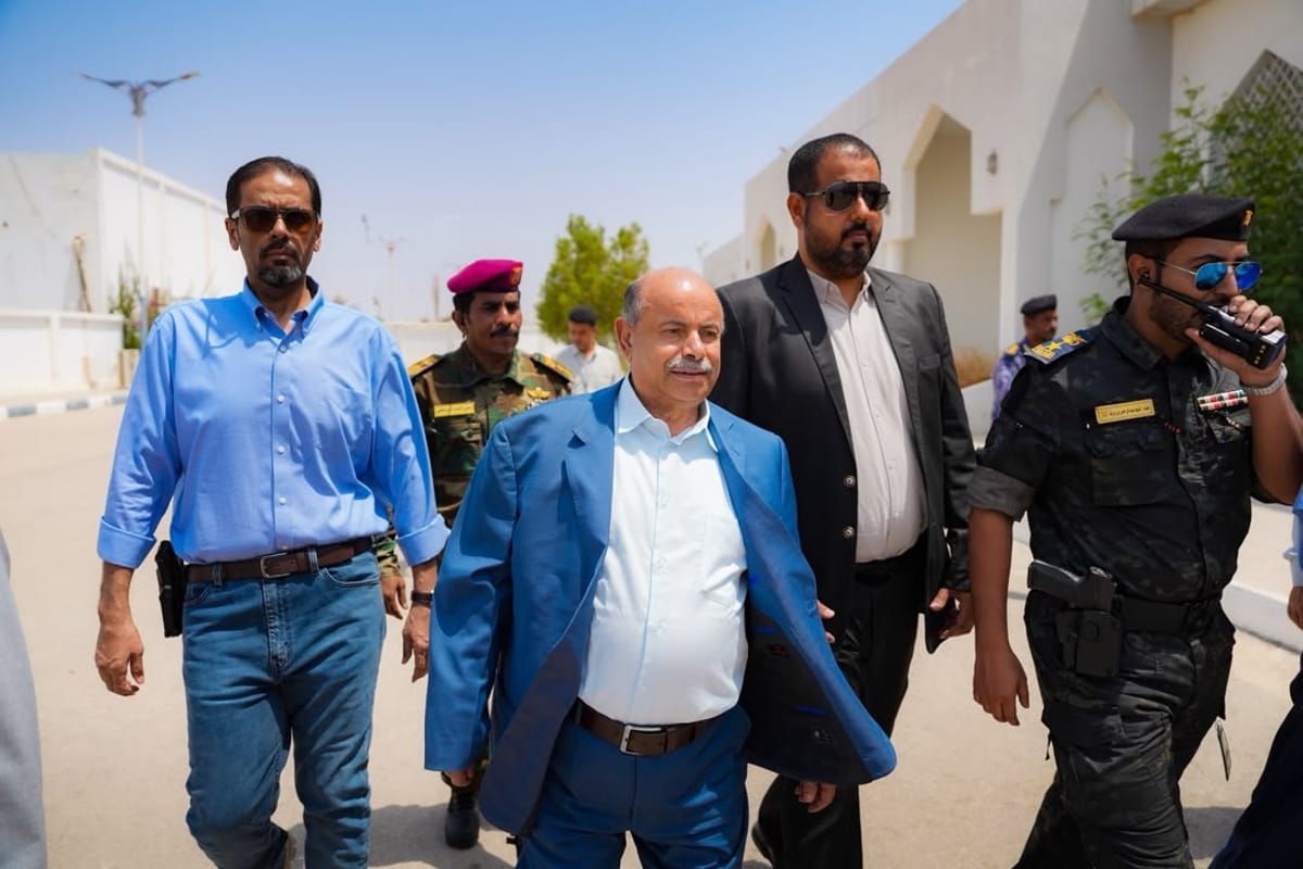 عقب استهداف المخا.. تحركات حكومية لتعزيز حماية ميناء المكلا ومطار الريان