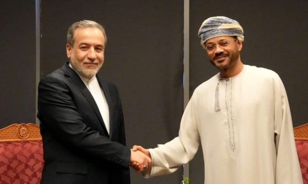 عُمان وإيران تبحثان استئناف الحوار والملاحة بمضيق هرمز