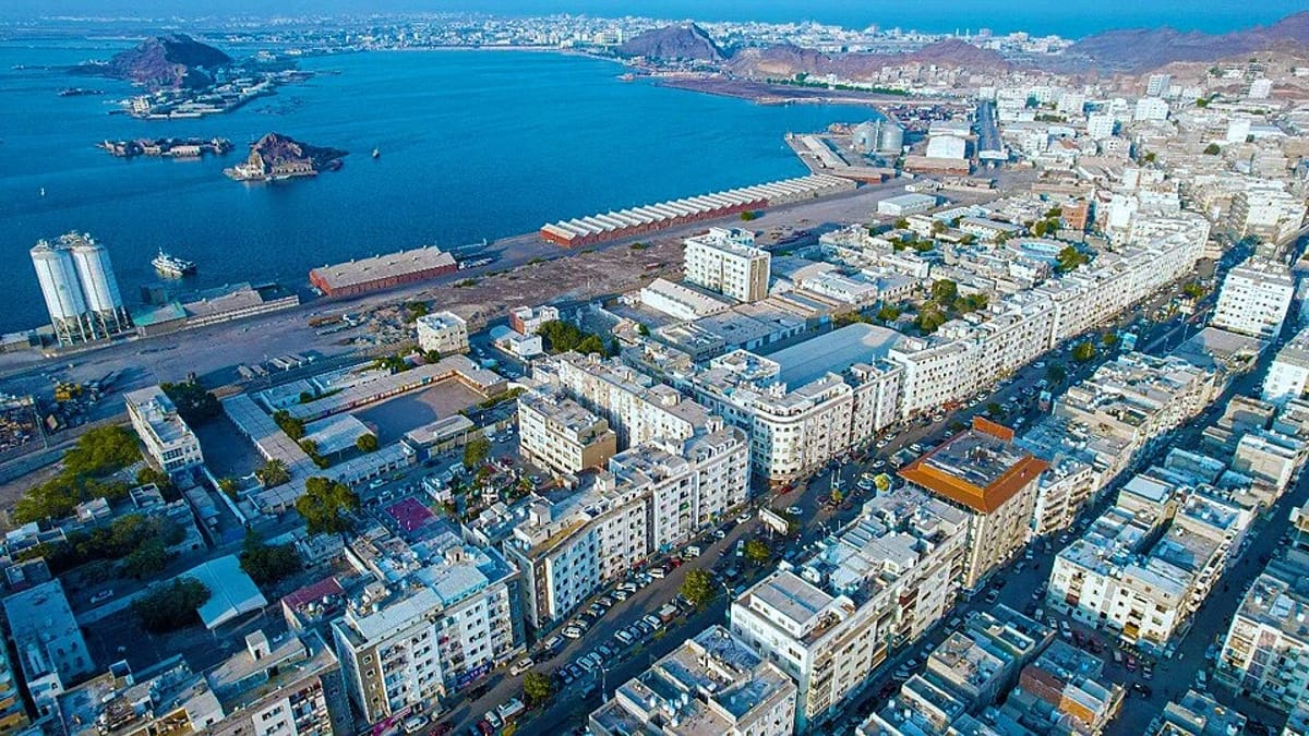 قوات مسلحة تتعامل مع مسيرات معادية حاولت الاقتراب من مرافق حيوية في عدن 