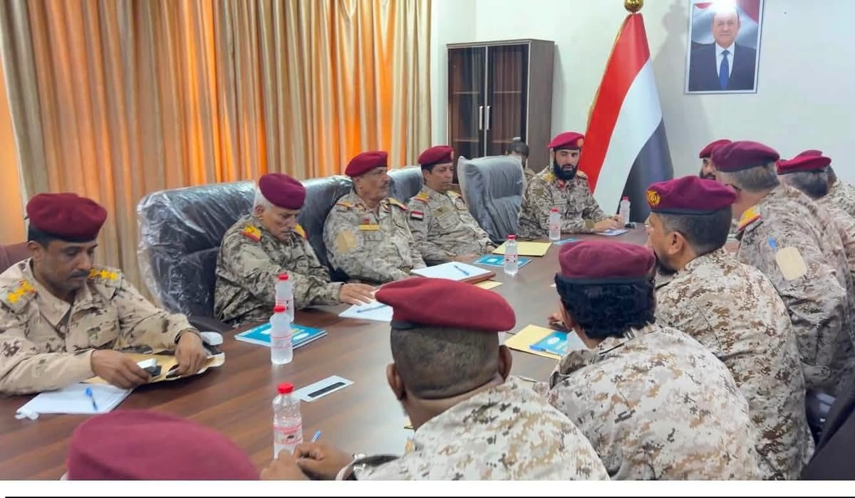 قيادة المنطقة الرابعة تبحث تعزيز استعداد القوات في جبهات أبين