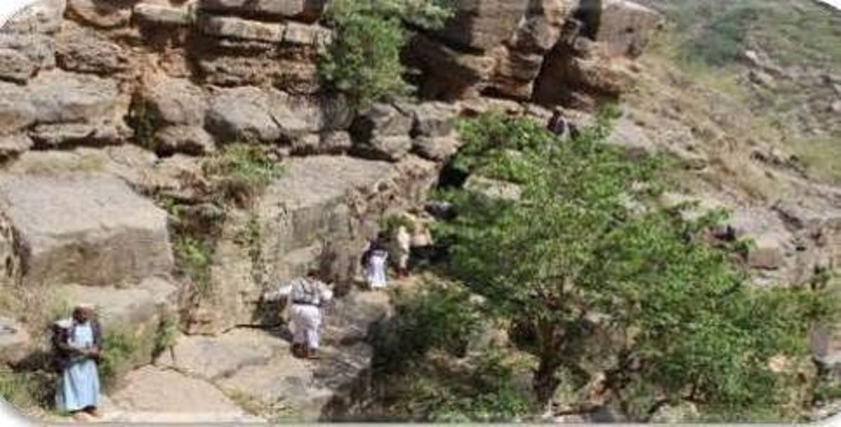 كهف أثري في حجة يضم مئات الهياكل العظمية ورفاتًا بشرية تعود لحقب مختلفة