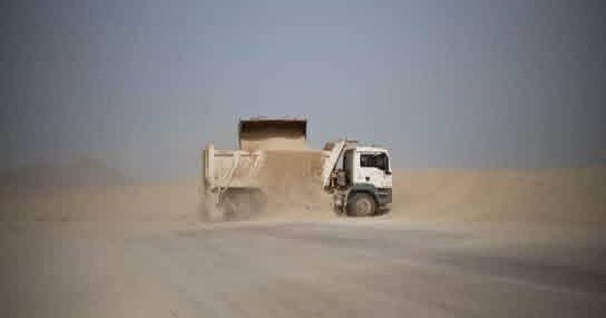 مؤسسة الطرق بالمهرة تواصل إزالة الرمال المتحركة من الطريق الدولي سيحوت–نشطون