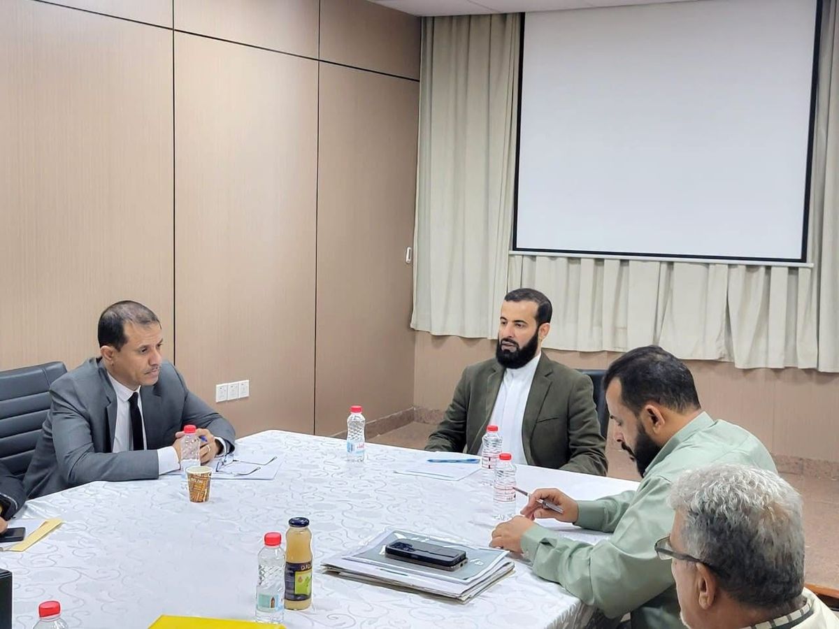 محافظ أبين يشدد على تنظيم الإيرادات وتعزيز تحصيلها وفق القانون