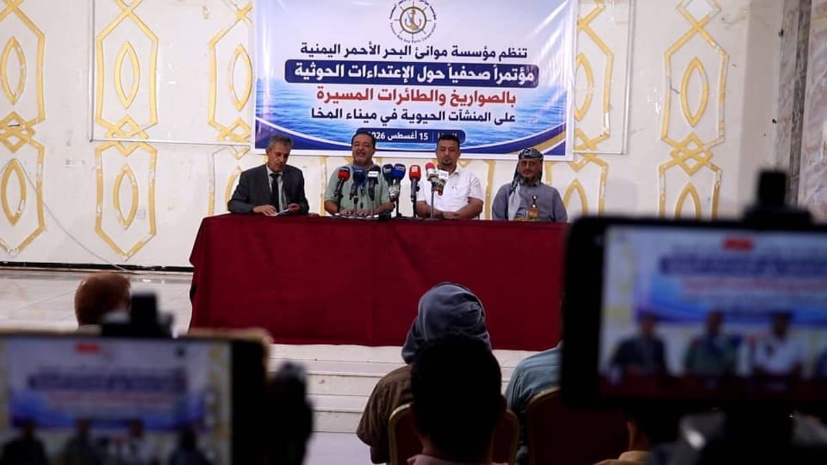 مدير ميناء المخا يكشف عن خسائر استهدافه بالقصف الحوثي