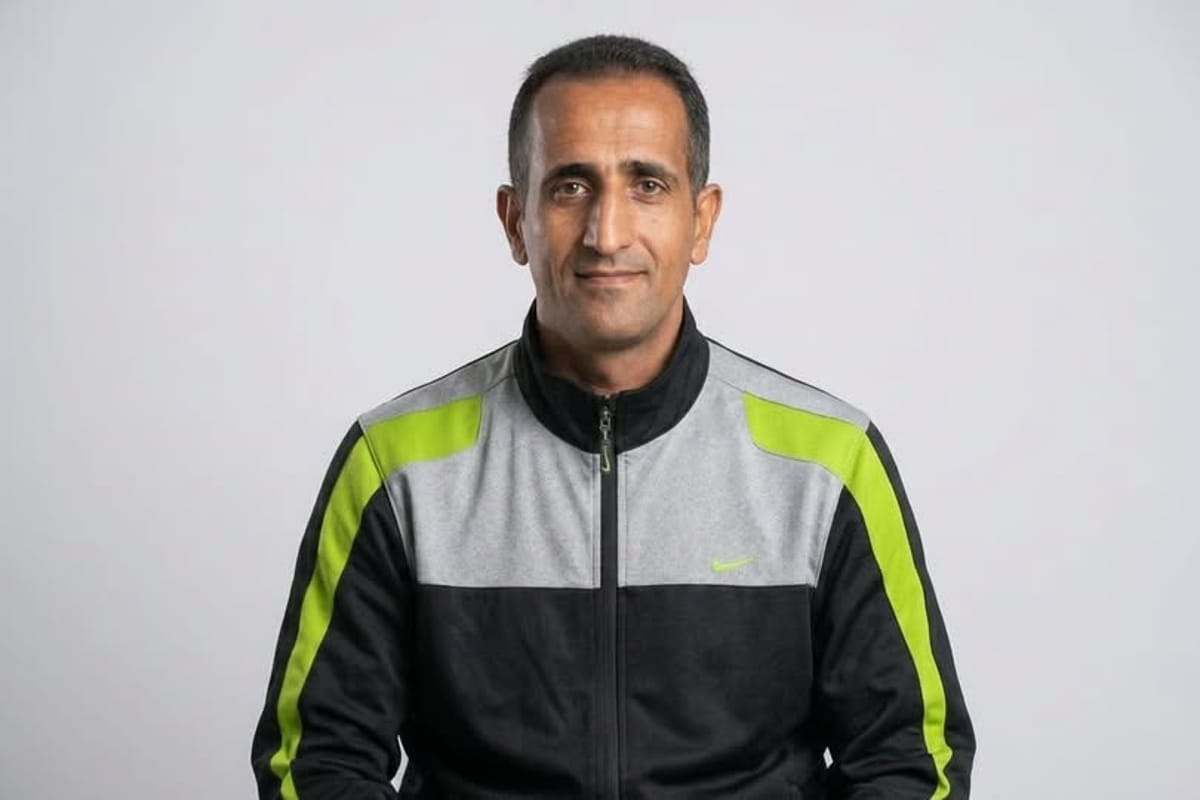 من هو أسعد القماسي.. مدافع الفولاذ الذي يعود إلى المنتخب اليمني من بوابة الإدارة؟