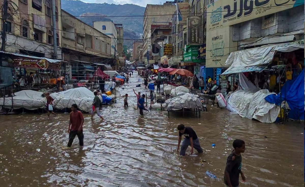 مياه الأمطار تغمر شارع جمال في تعز
