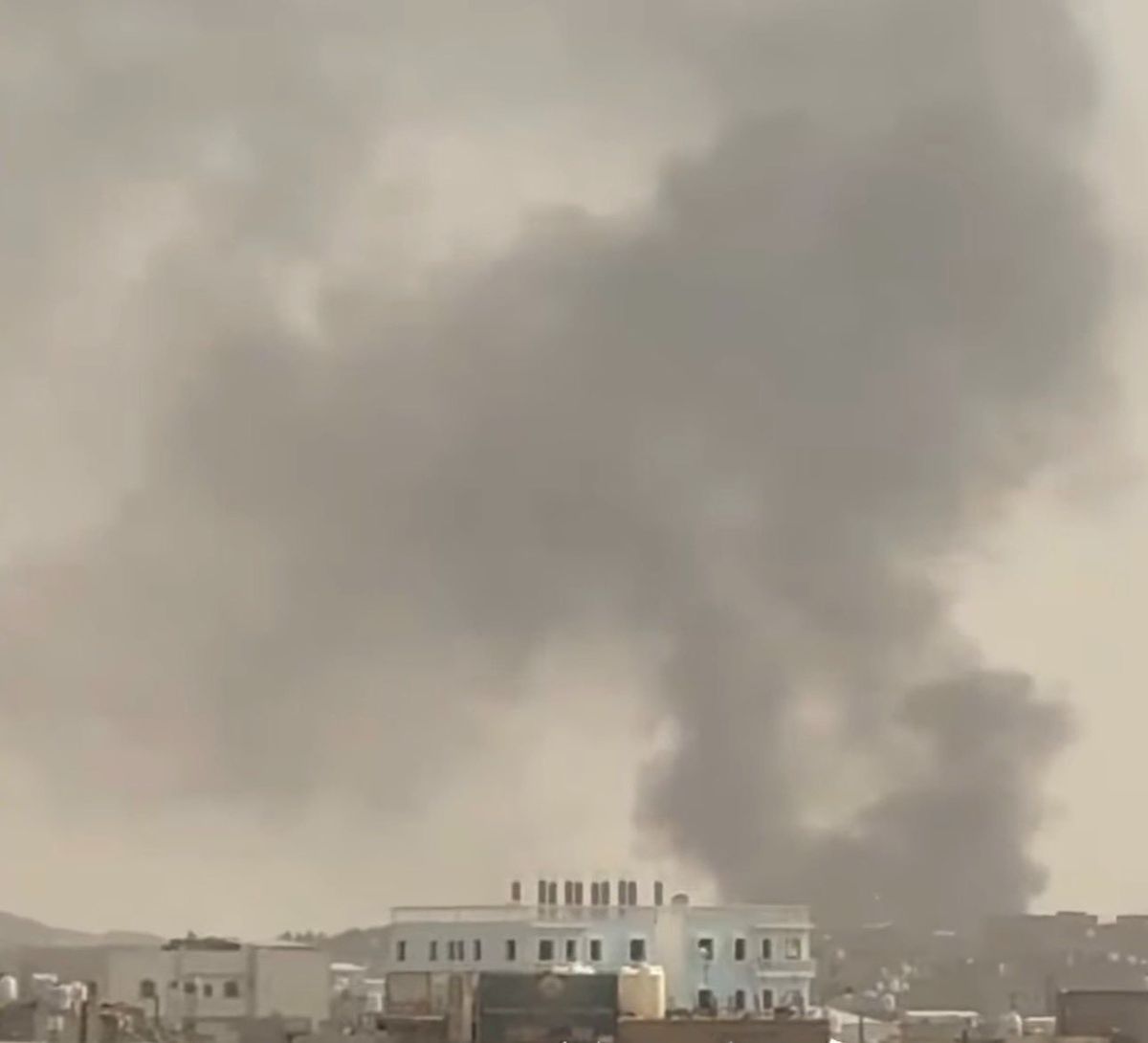 وزارة الدفاع: الحوثيون يستهدفون مأرب بصواريخ ومسيرات ومصادر تفيد بإسقاط عدد منها 