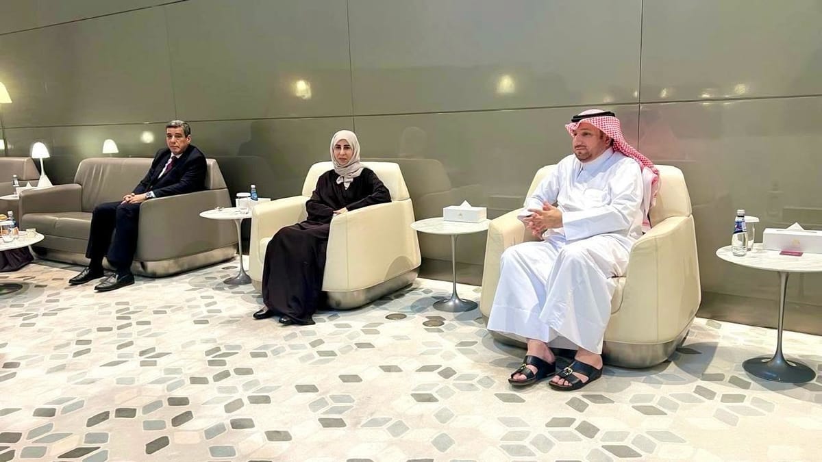 وزيرة الخارجية تصل الدوحة حاملة رسالة من رئيس مجلس القيادة 