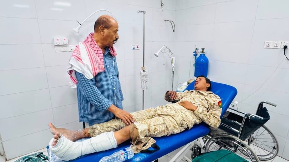 وكيل حضرموت يتفقد جرحى قوات الطوارئ إثر استهداف مواقعهم بصواريخ ومسيرات حوثية
