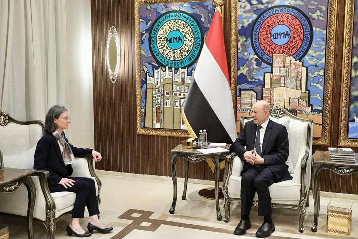 العليمي يتعهد باستعادة زمام المبادرة في الساحل الغربي