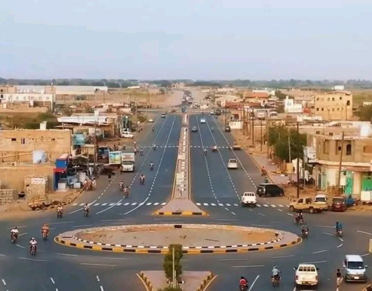 المخا عقب سيطرة الحوثيين.. فرض العملة القديمة ومنهج دراسي جديد وسط معاناة إنسانية كبيرة