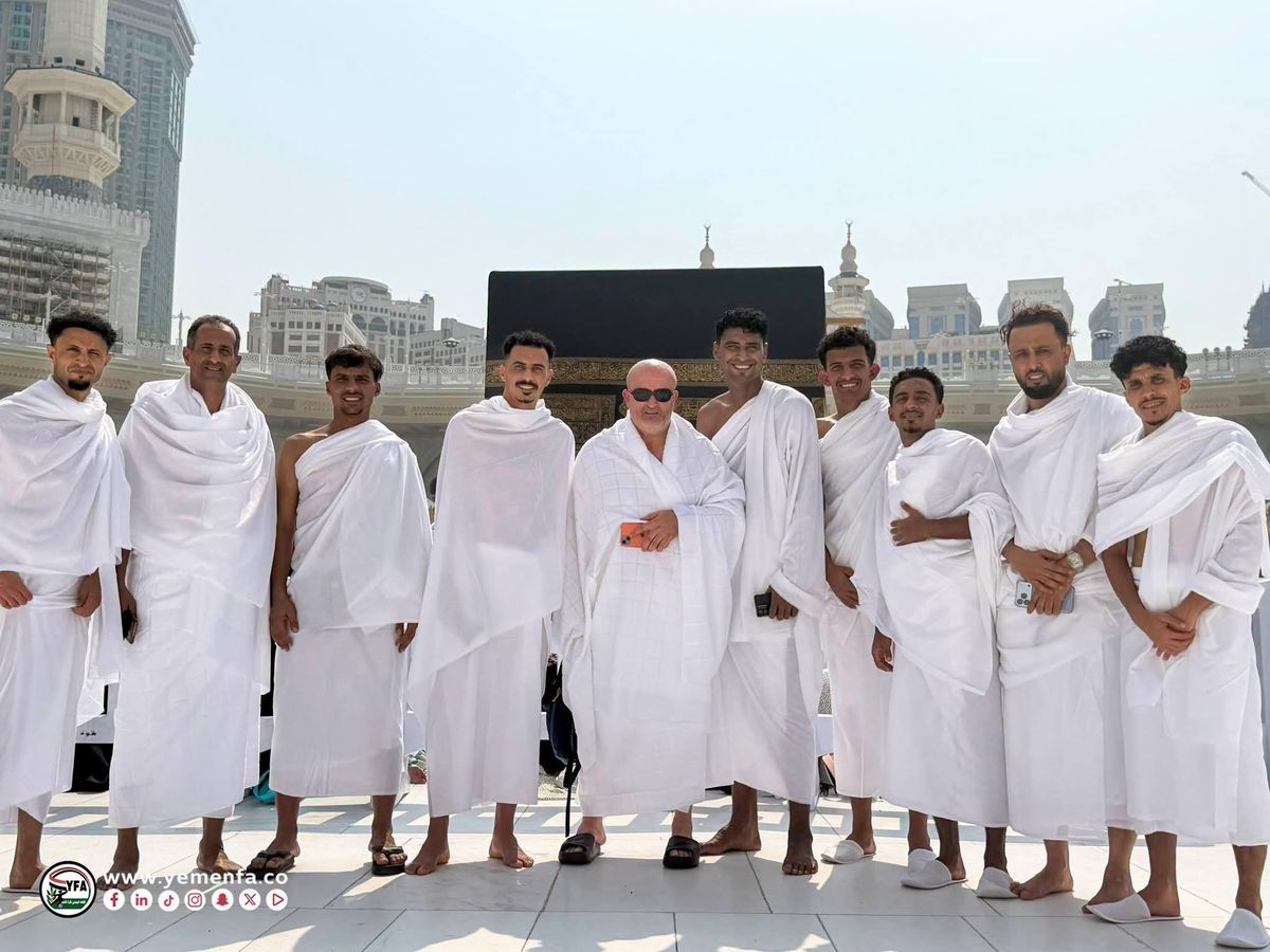 بعثة المنتخب الوطني تؤدي العمرة في مكة المكرمة 