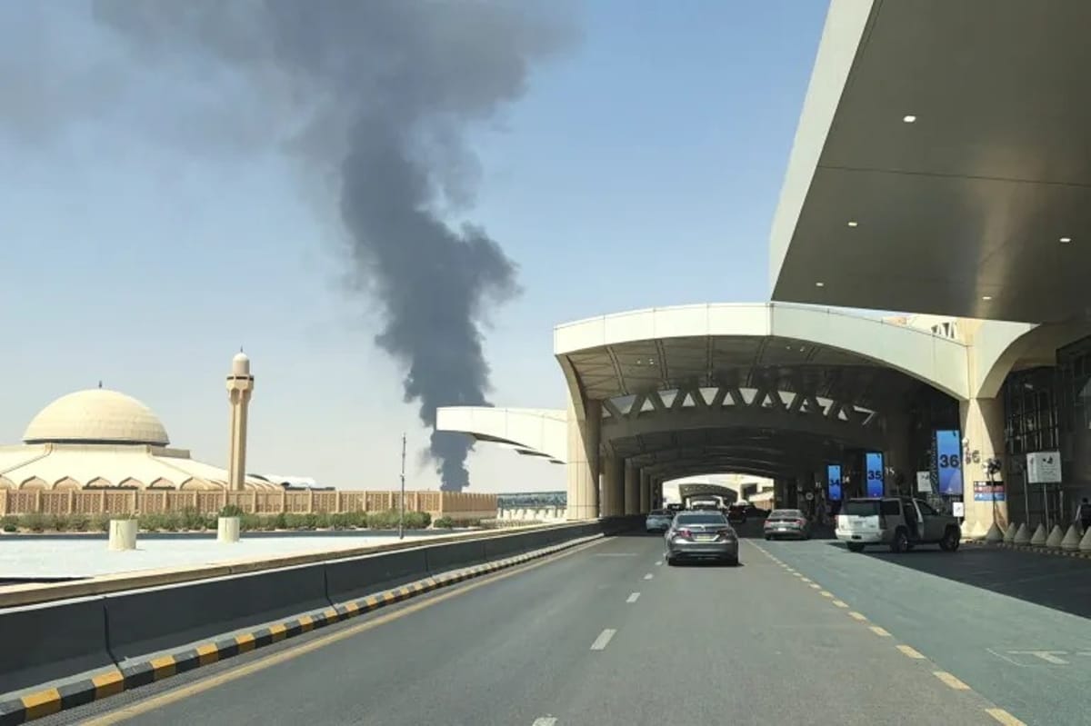 رويترز: تصاعد أعمدة الدخان قرب مطار الرياض