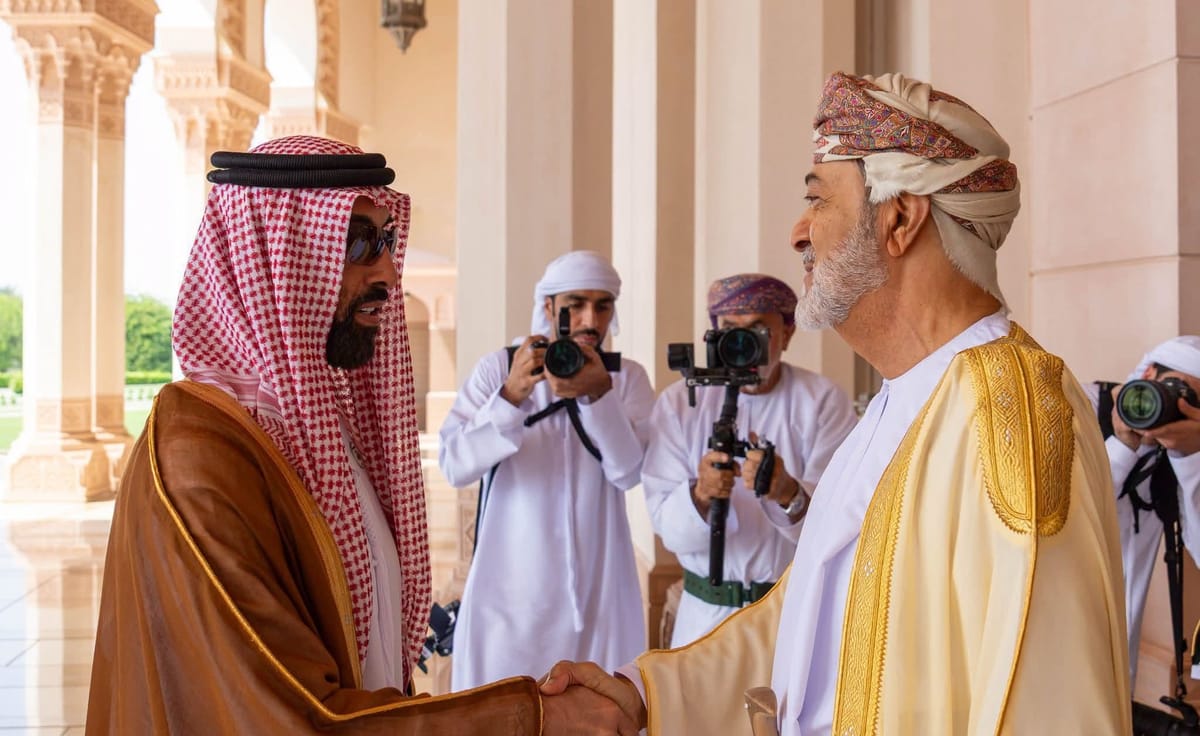 سلطان عمان يستقبل مستشار الأمن الوطني الإماراتي ويبحث معه تطورات المنطقة