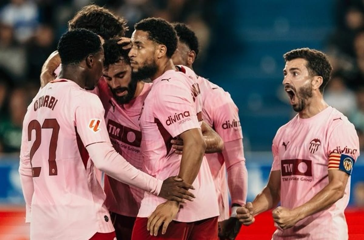 فالنسيا يحقق فوزه الأول في الدوري الإسباني على حساب ألافيس