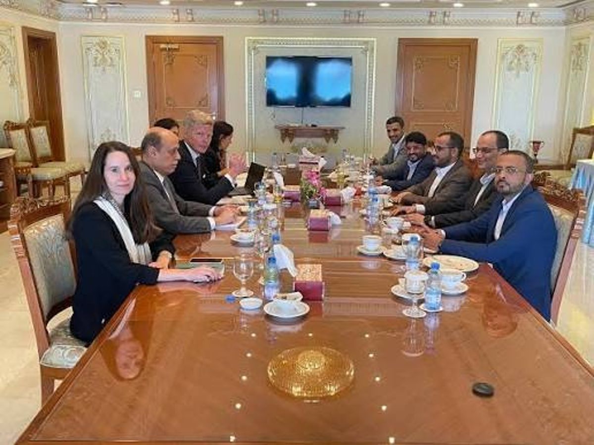 ناطق الحوثيين يلتقي غروندبرغ في مسقط