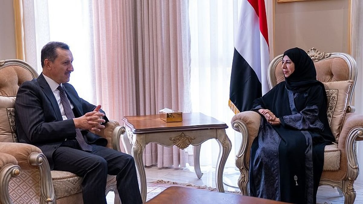 وزيرة الخارجية تبحث مع مسؤول تركي تطورات اليمن والمنطقة وتوسيع التعاون بين البلدين