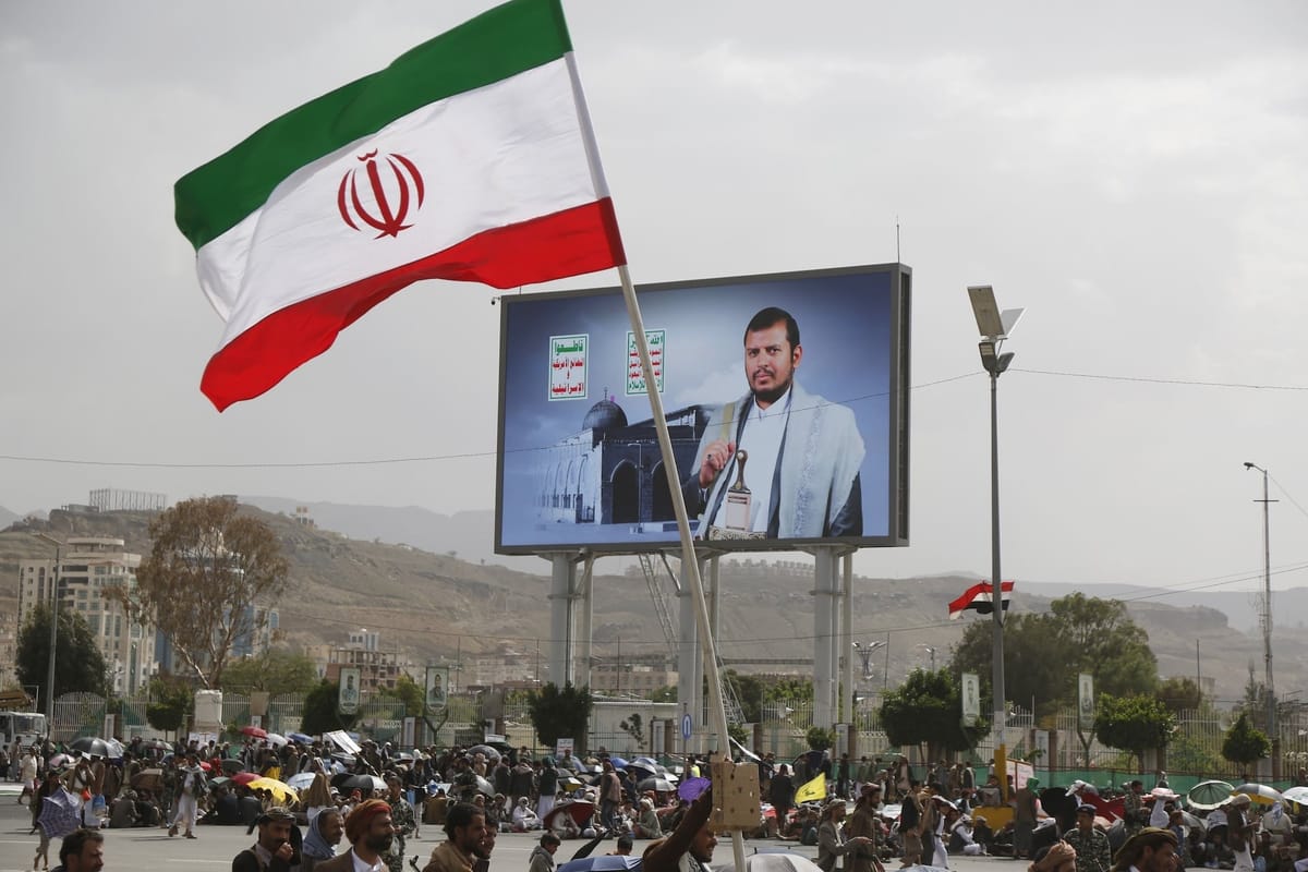 إيران: القول إن طهران تصدر الأوامر إلى صنعاء ليس دقيقاً