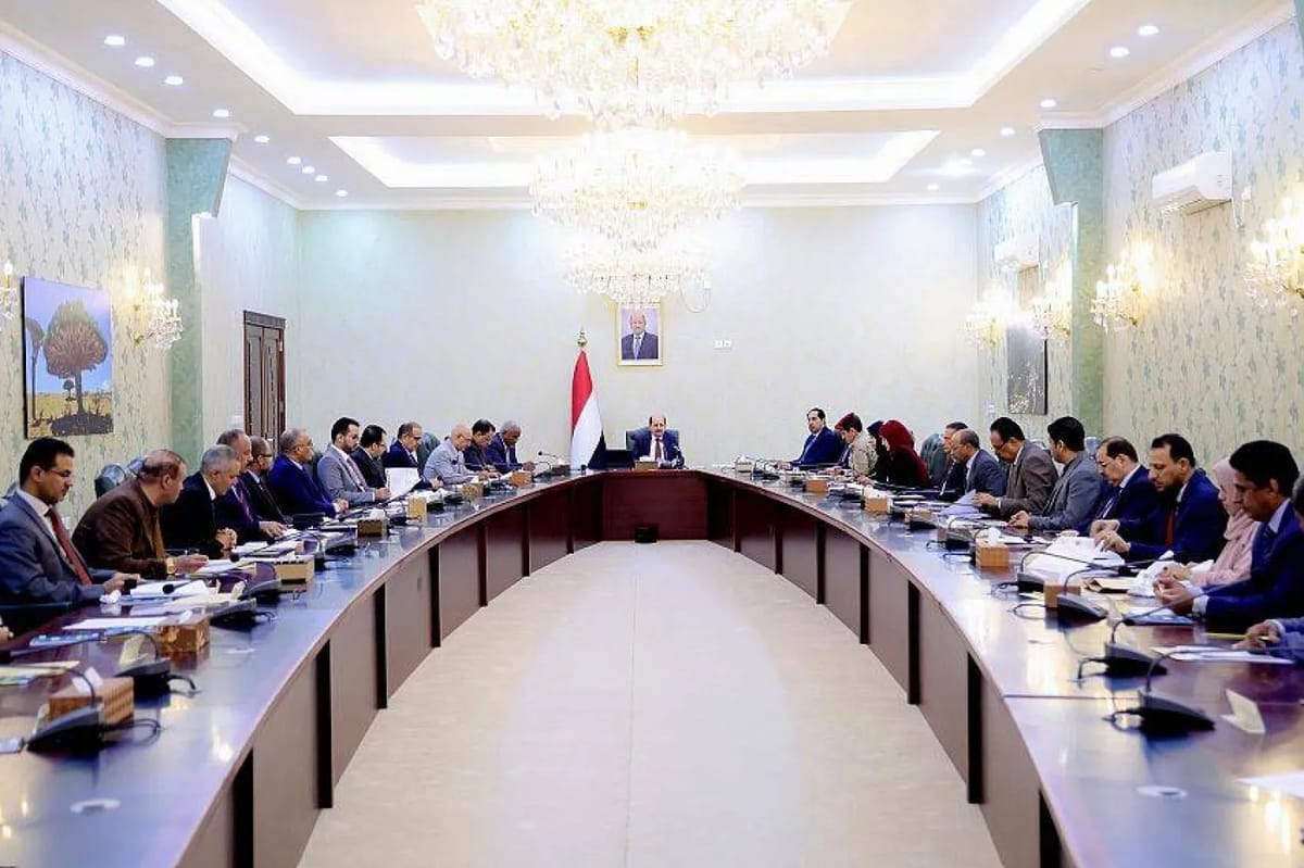 الحكومة اليمنية: الهجمات الحوثية على عدن ومكة تهديد لأمن المنطقة والمقدسات الإسلامية