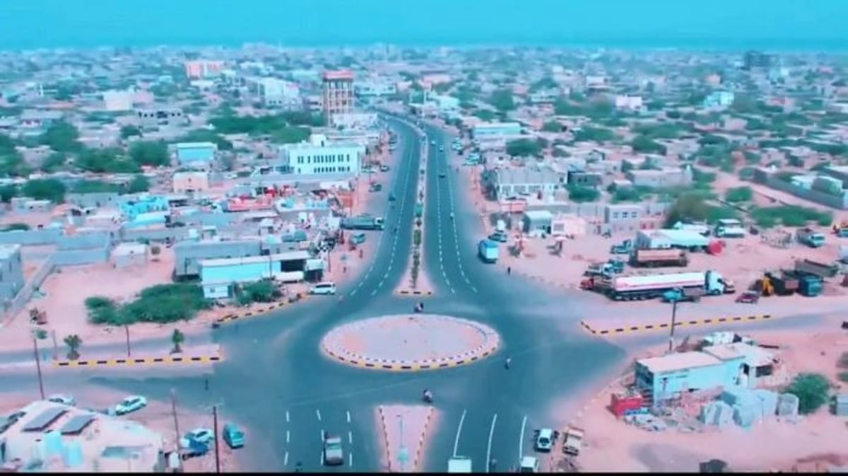 الحوثيون: سلسلة غارات جوية تستهدف مدينة المخا
