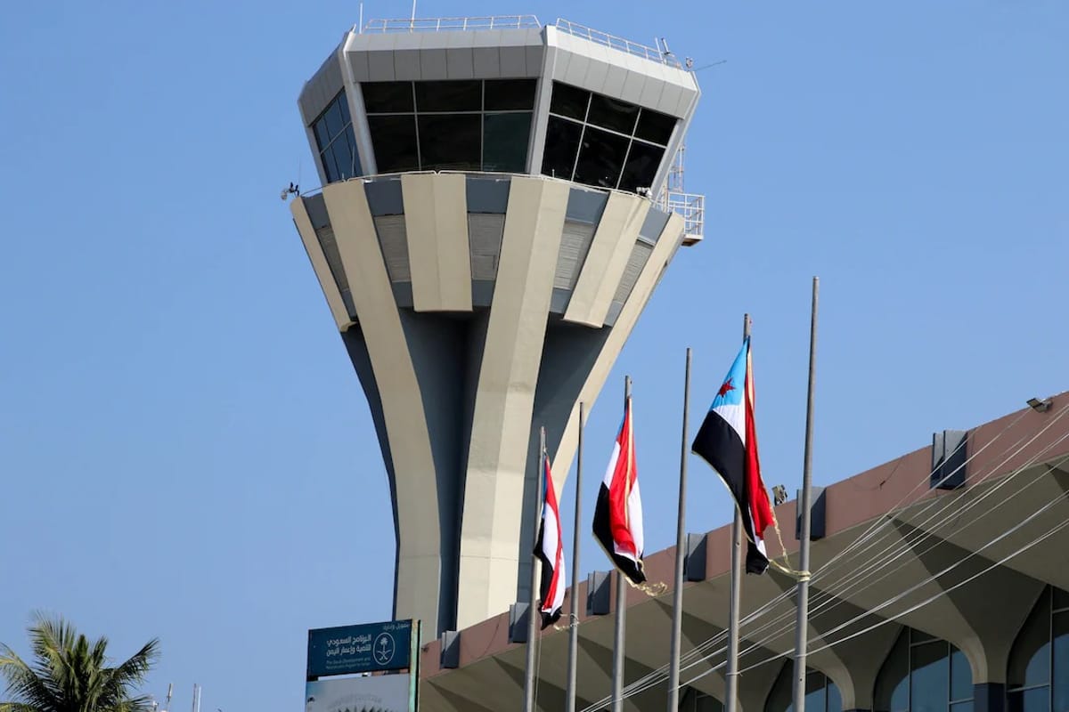 الحوثيون يدعون إلى إخلاء مطار عدن ويتحدثون عن طائرة عسكرية سعودية