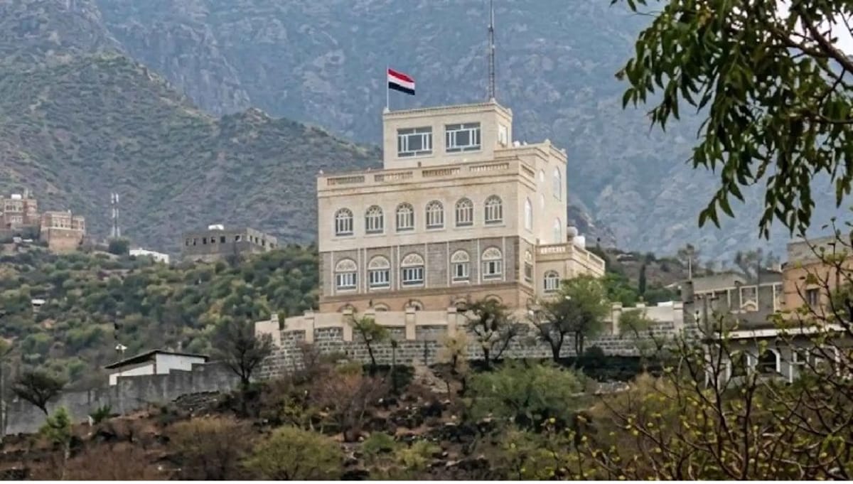 الحوثيون يعلنون الوصول لمنزل رئيس مجلس القيادة رشاد العليمي في تعز