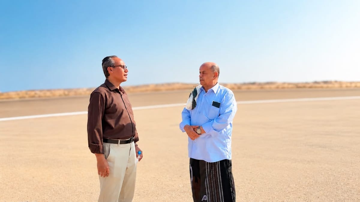 الخنبشي يتفقد مطار الريان بعد استهدافه بالصواريخ والمسيرات