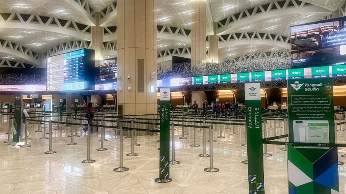 السعودية تمدد تعليق العمليات في مطار الرياض عقب هجمات استهدفته