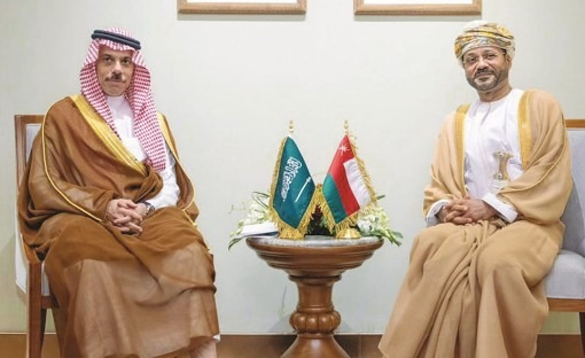 السعودية وعُمان يبحثان دعم الحلول الدبلوماسية لخفض التصعيد 
