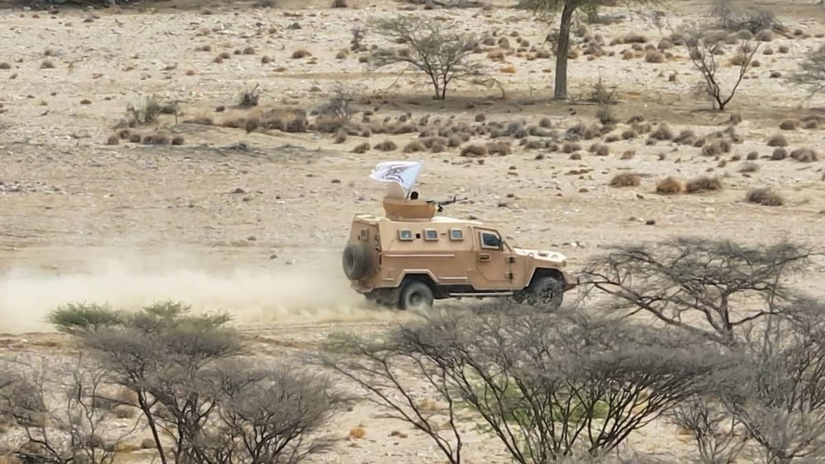السفير السعودي يعلن خلو باب المندب من الحوثيين