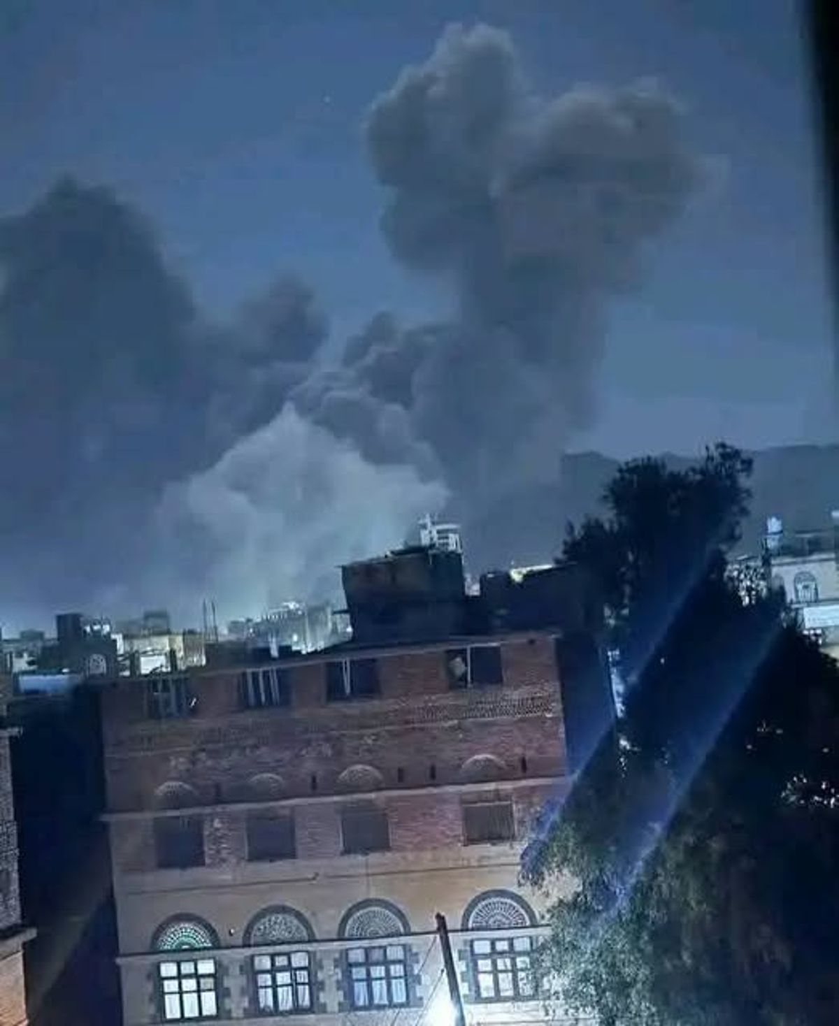 انفجارات عنيفة تهز صنعاء جراء غارات جوية