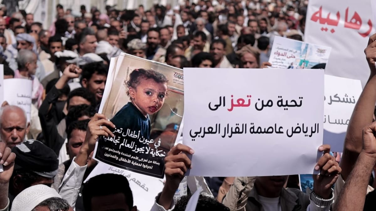 تعز.. وقفة احتجاجية تندد بالحصار والجرائم المرتكبة بحق المدنيين
